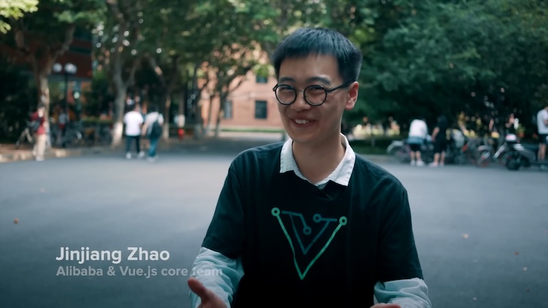 Jinjiang Zhao speaking in Vue.js The Documentary while wearing a Vue T-shirt.